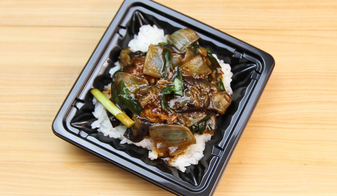 天神屋のにら香る！たら唐揚げと茄子のピリ辛中華炒め丼