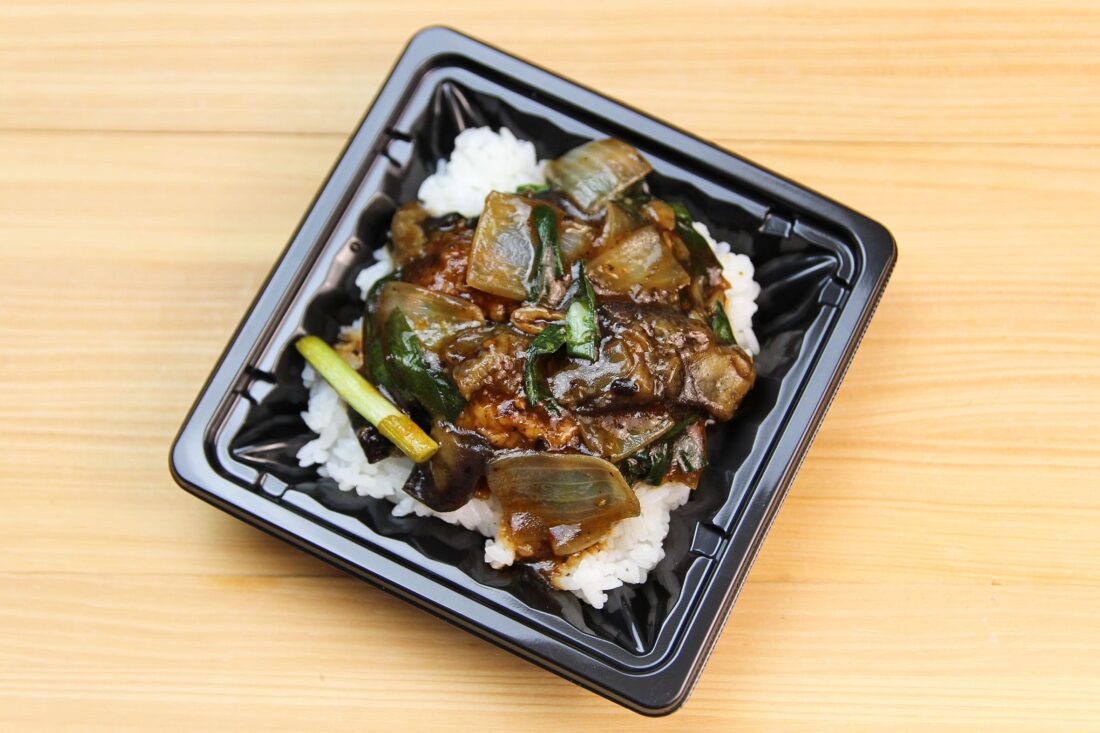 天神屋のにら香る!たら唐揚げと茄子のピリ辛中華炒め丼