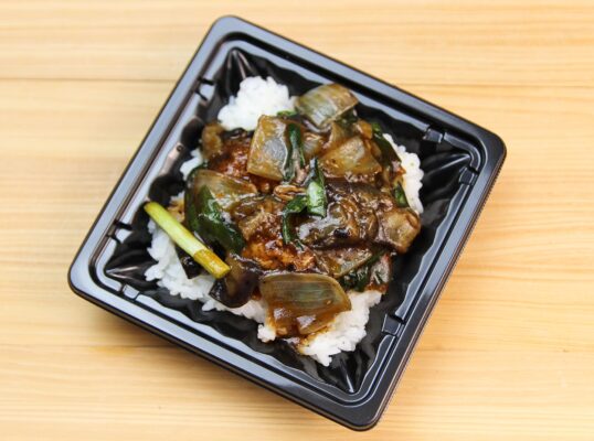 天神屋のにら香る！たら唐揚げと茄子のピリ辛中華炒め丼